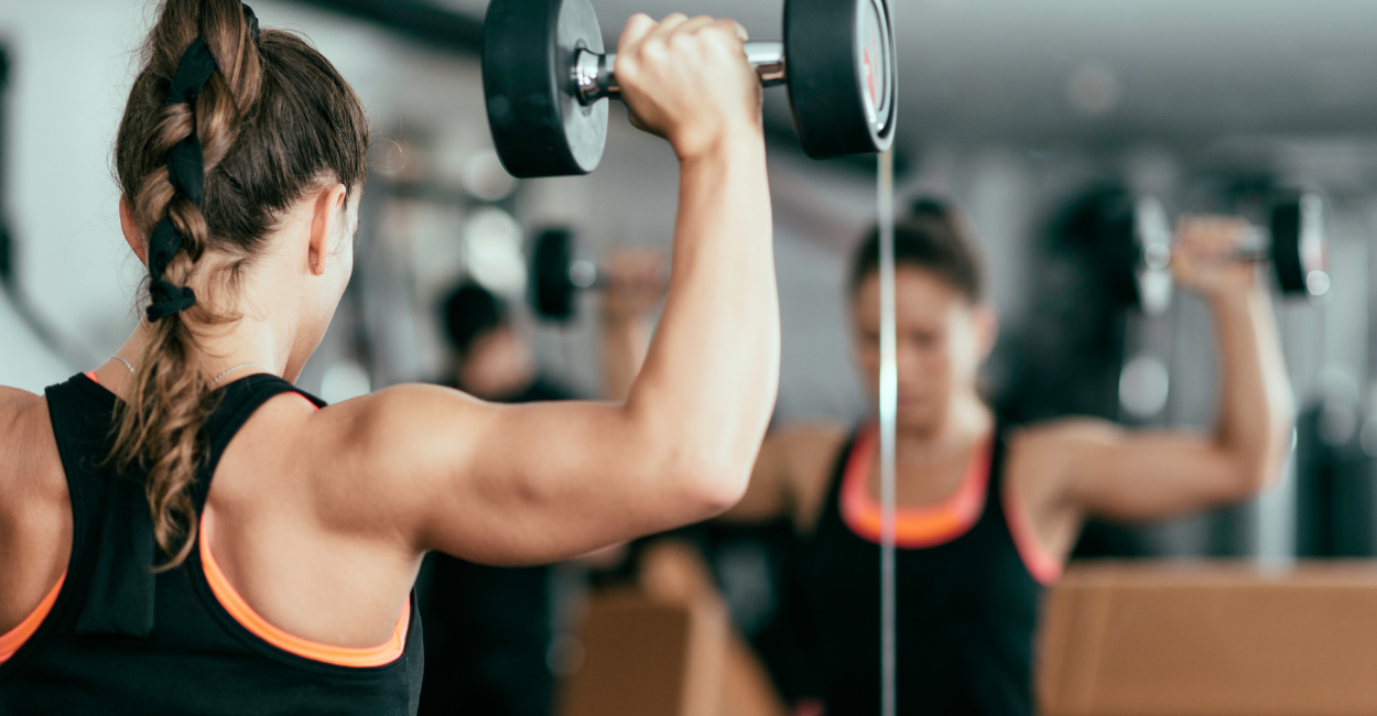 A verdade por trás do treino com halteres que transforma seu corpo em casa