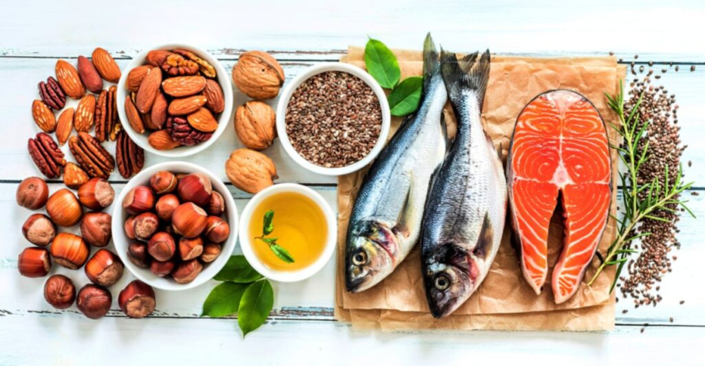 Peixes oleosos ricos em ômega 3, como o salmão e sardinha