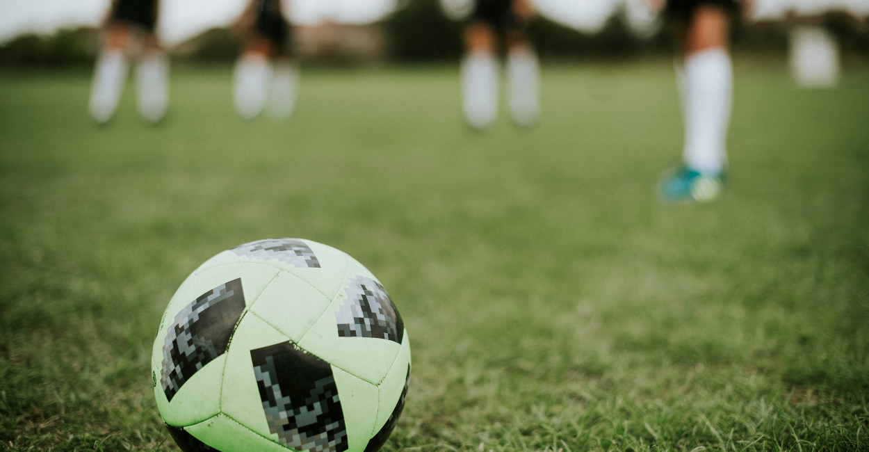 bola de futebol para jogar em gramado sintético?