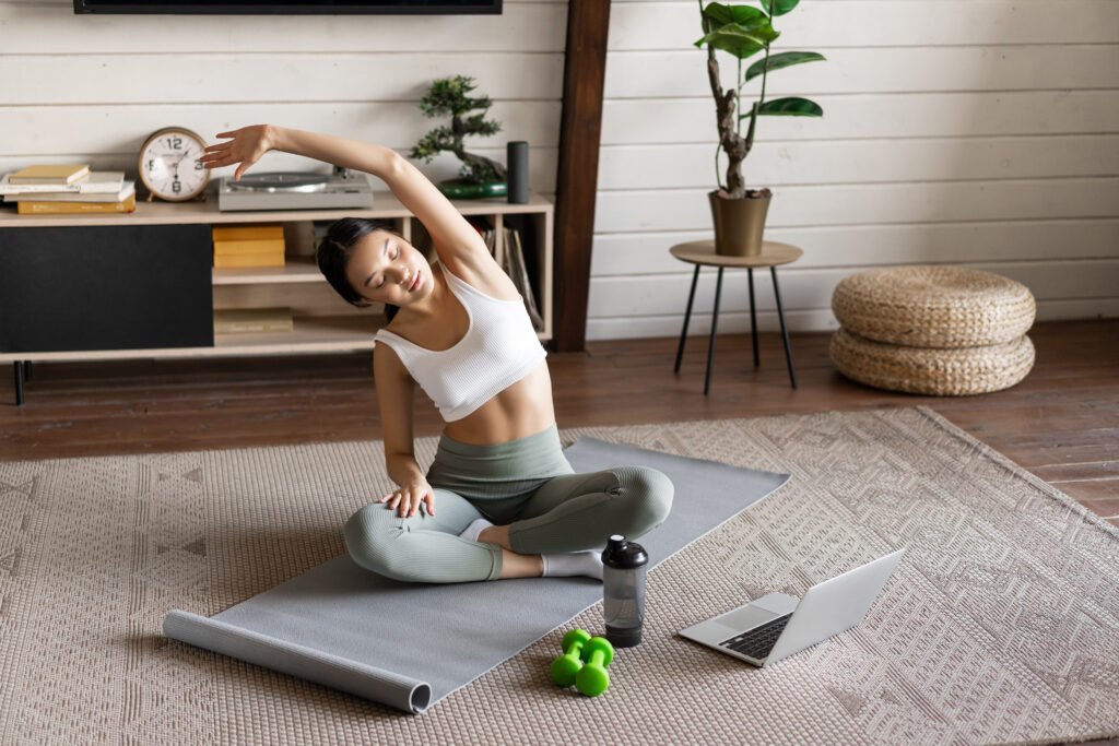 rotina fitness sustentável em casa com halteres