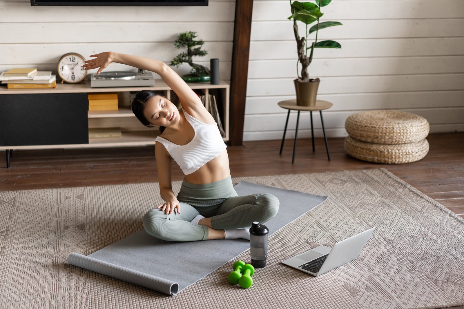 rotina fitness sustentável em casa com halteres